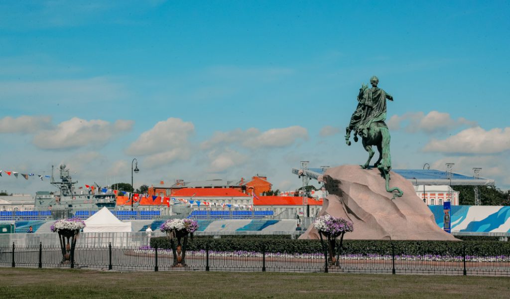 Петербург продолжает привлекать туристов из городов-миллионников