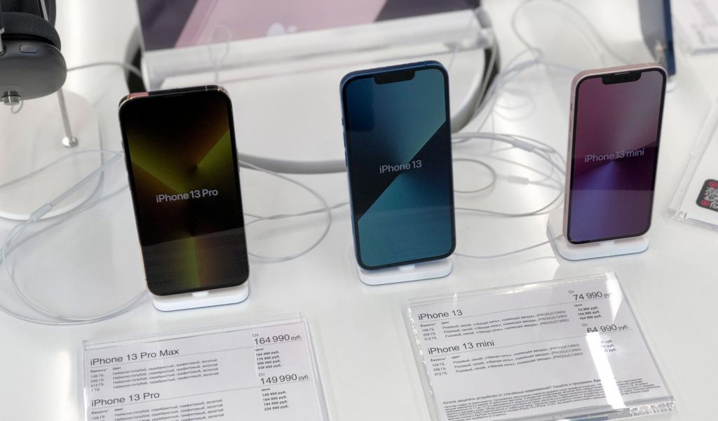 Крупные ритейлеры пытаются подсадить россиян на подержанные смартфоны