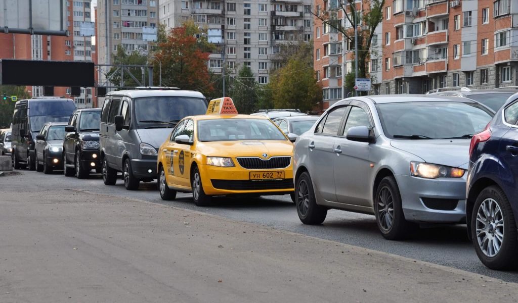 Дорожные ограничения и ПМЭФ парализовали движение в Петербурге