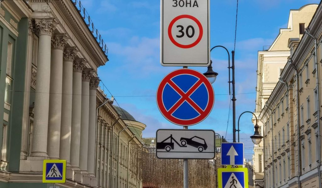 В России появятся два новых дорожных знака