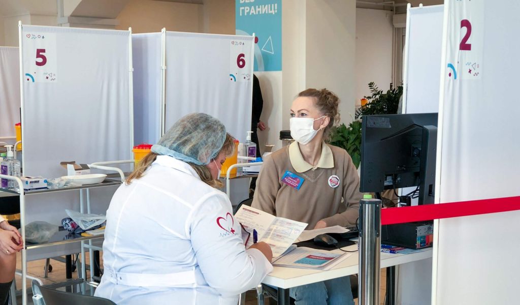 Не отказывайтесь от прививок и следите за самочувствием: что врачи говорят о профилактике COVID-19 сегодня