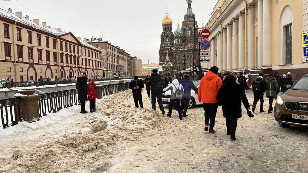 <strong>В воскресенье Петербург замело снегом. Смольный игнорирует уборку города от осадков?</strong>
