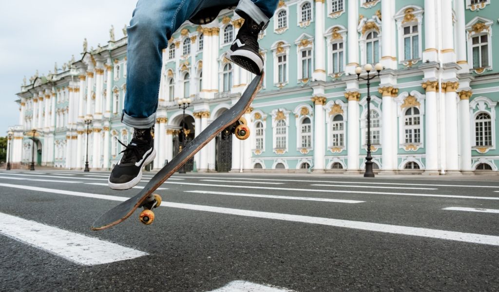 В Санкт-Петербурге закрыли сады и скверы из-за ураганного ветра