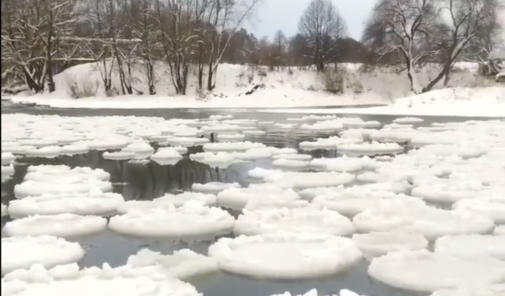 На реке в Подмосковье появились странные ледяные фигуры