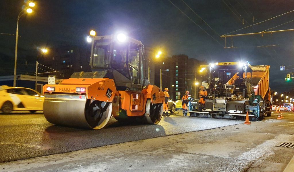 В Петербурге продолжают обновлять дороги