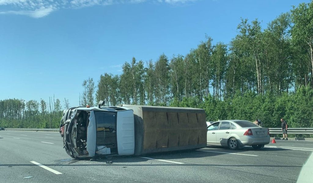 В ходе аварии на востоке КАД в Петербурге пострадали два человека