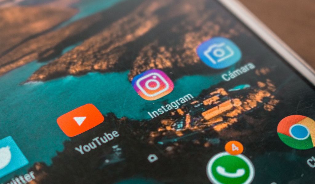 Гражданам в РФ рассказали, как защитить свои сообщения в WhatsApp от взлома