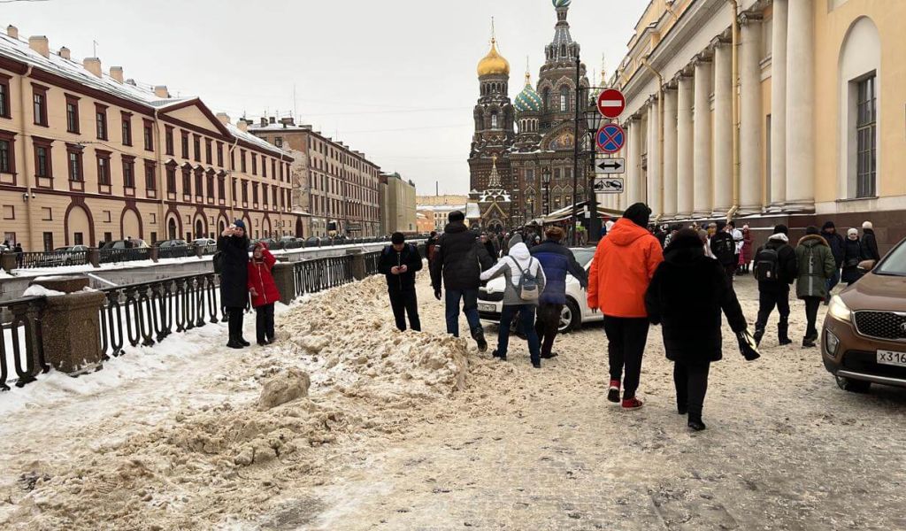 Петербуржцы теряют равновесие на скользких пешеходных переходах