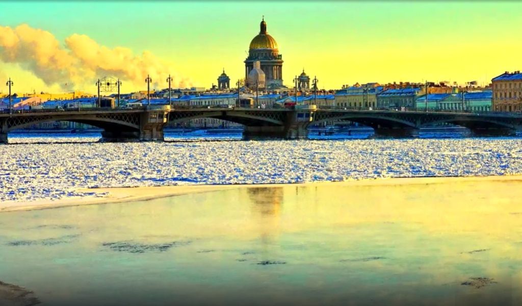 В Петербурге над Невой появился пар