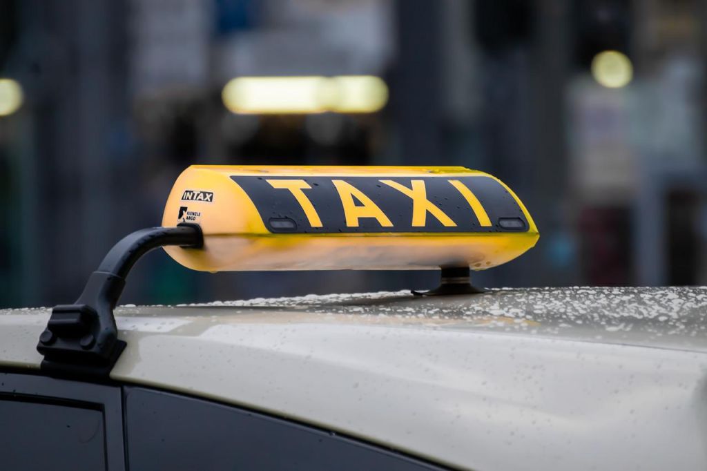 Петербург проведет реформу работы такси