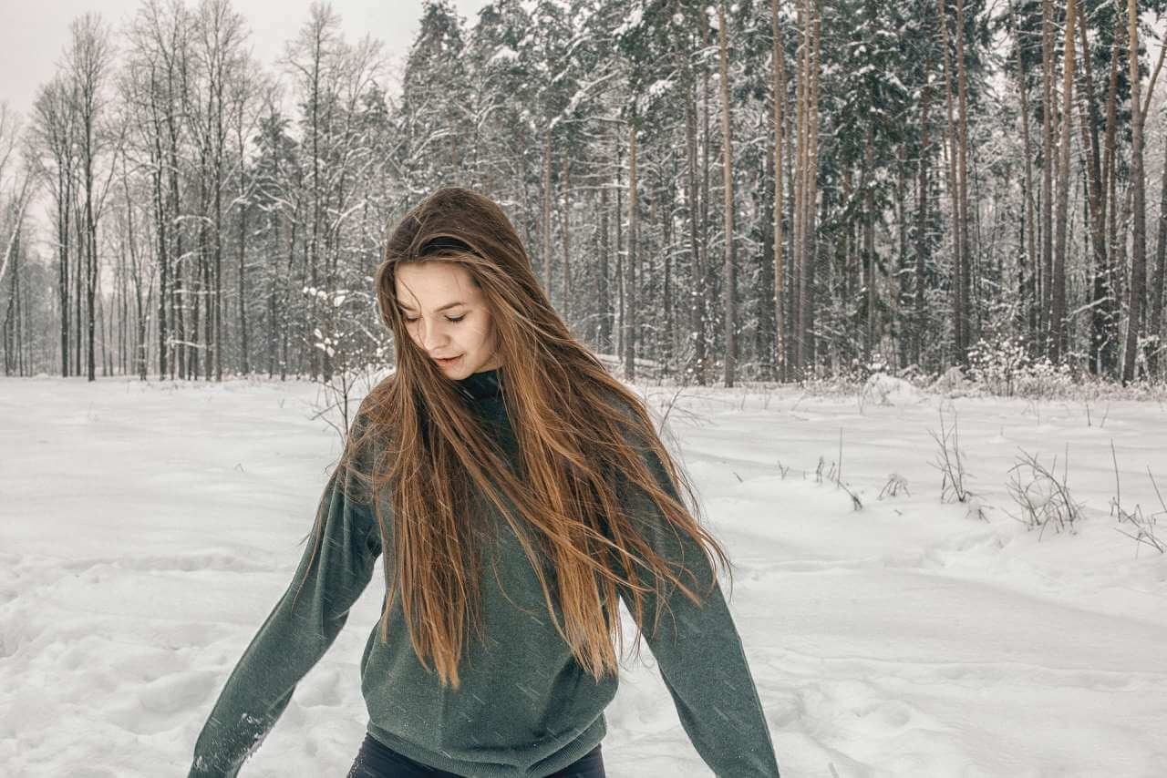 Ли холодная зима. Девушка в зимнем лесу. Девушка зима деревья. Девушка у дерева зимой. Девушка в лесу зима.