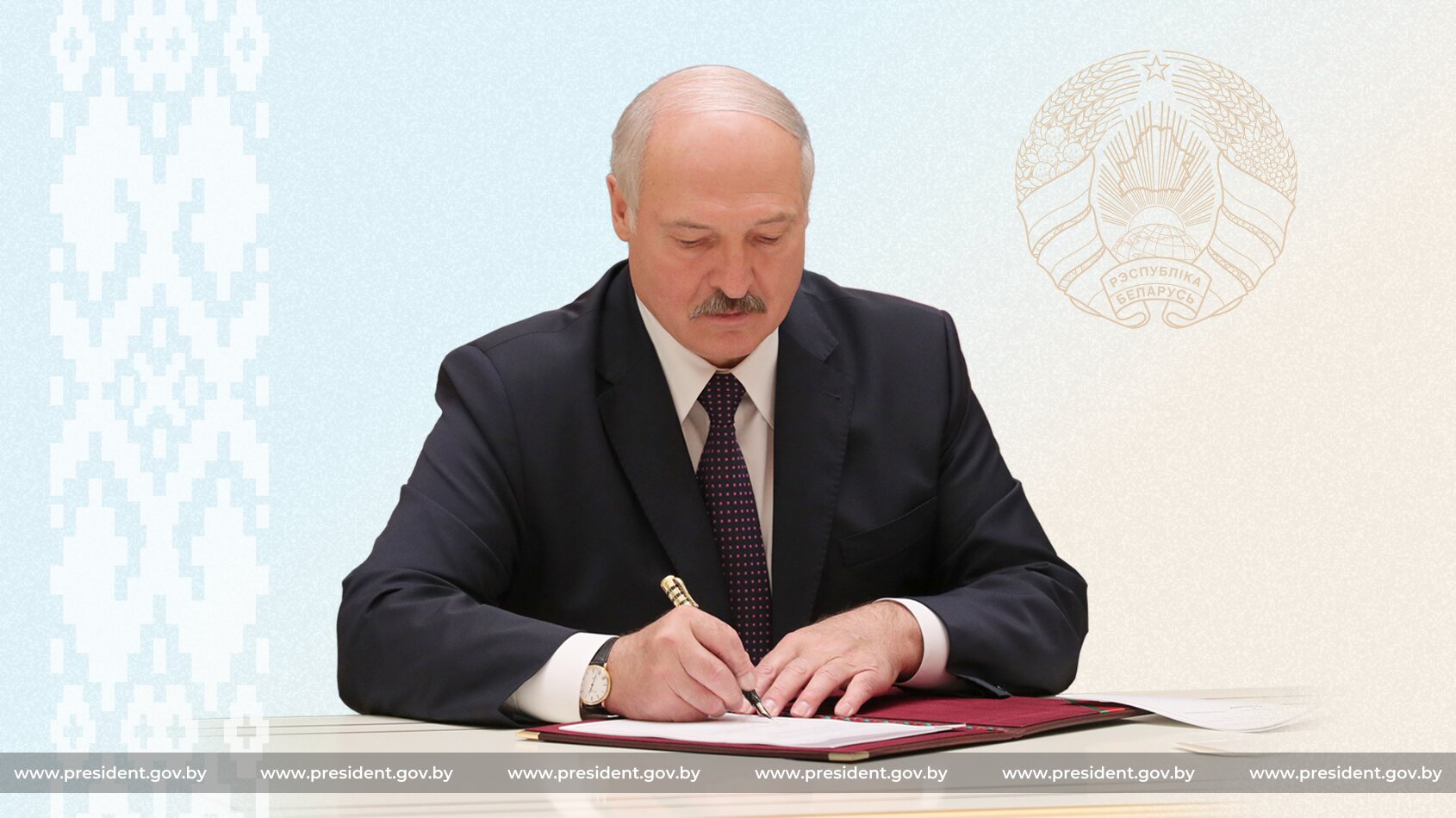 Лукашенко подписал указ о переводе госорганов. Лукашенко подписывает. Лукашенко подписывает указ.