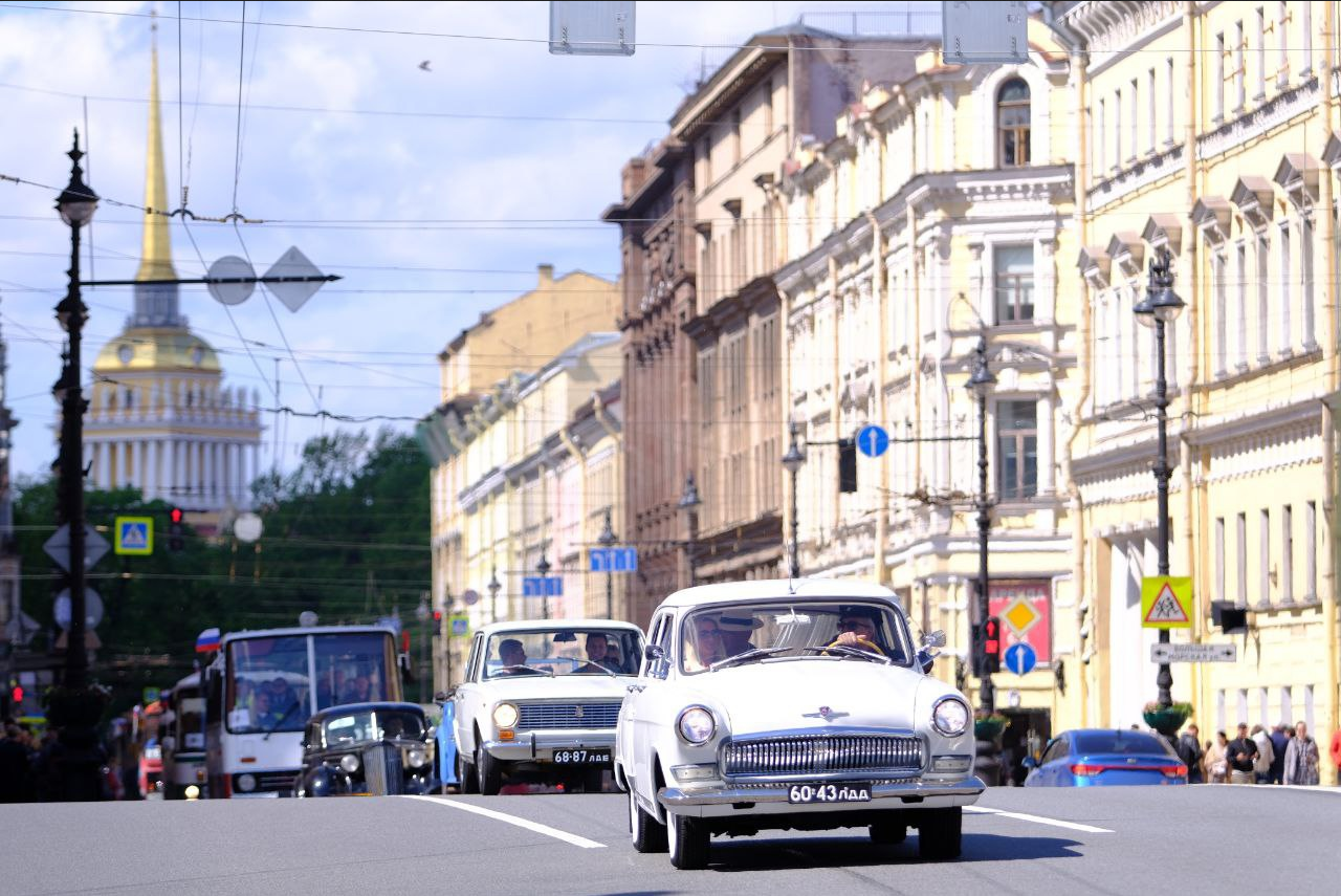 Автомобильный транспорт санкт петербурга. Парад ретротранспорта Санкт-Петербург. Ретропарад Петербург 2022. Парад ретро транспорта в Санкт Петербурге. Парад ретро автомобилей в СПБ 2021 22 мая.