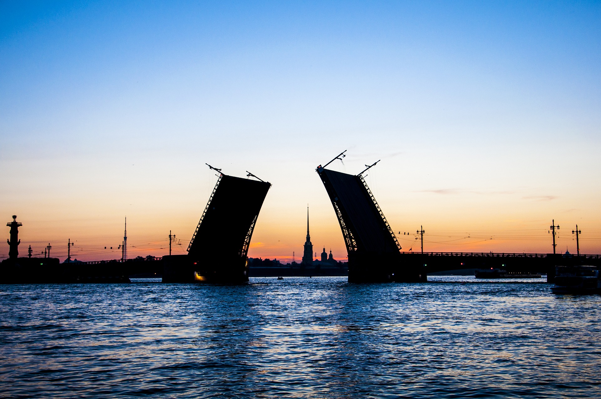 Троицкий разводной мост в Санкт-Петербурге
