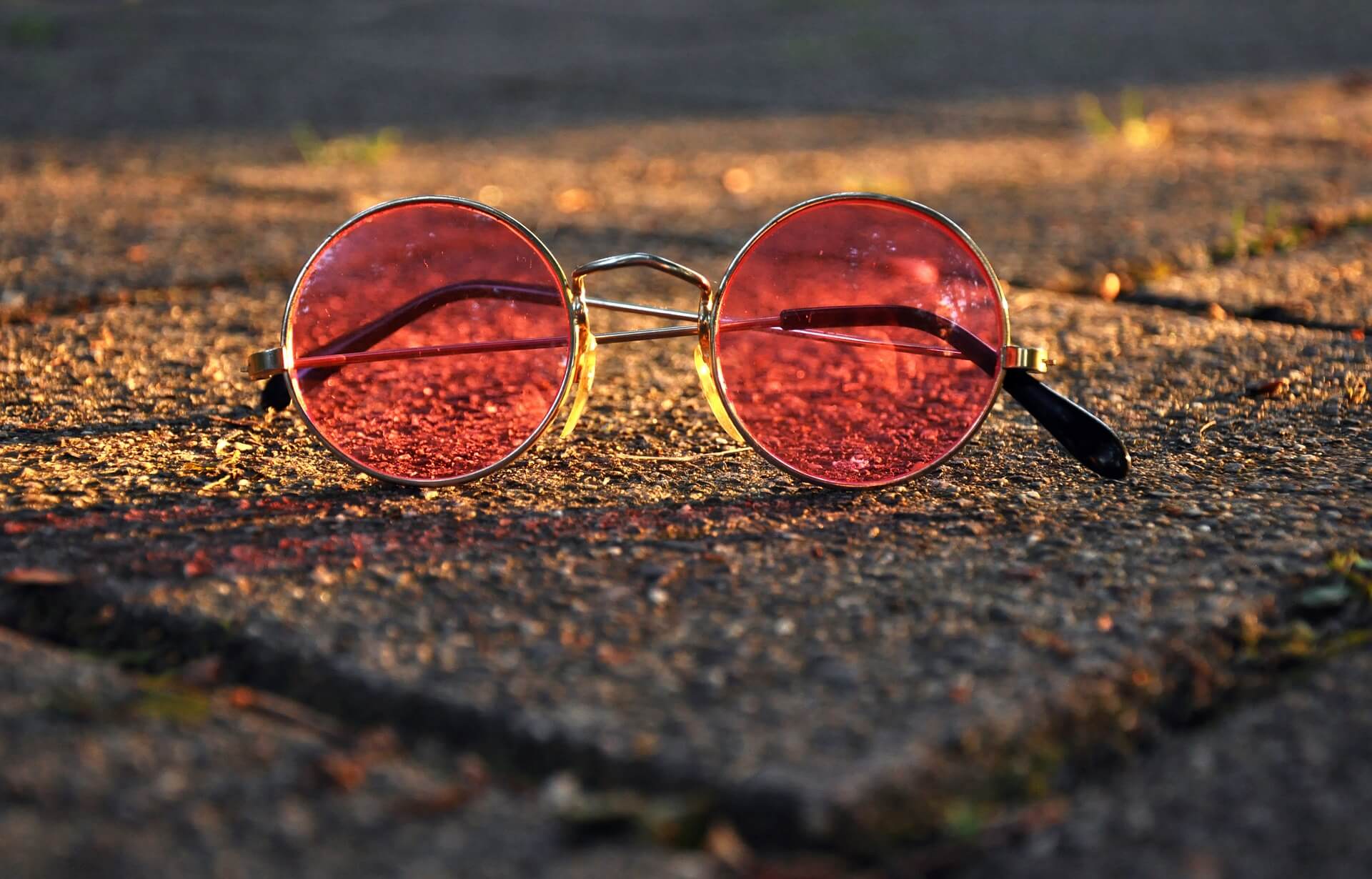 Розовые очки что значит. Розовые очки. Розовые очки разбились. Розовые солнцезащитные очки. Взгляд через розовые очки.