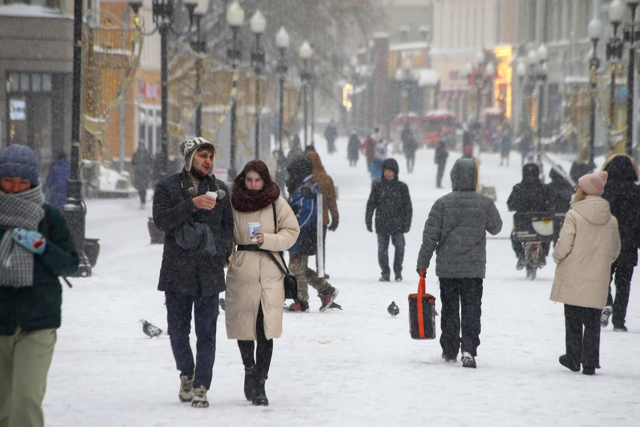В марте будут морозы в москве. Москва зима люди. Морозы в Москве. Россияне зима. Снегопад в Москве.