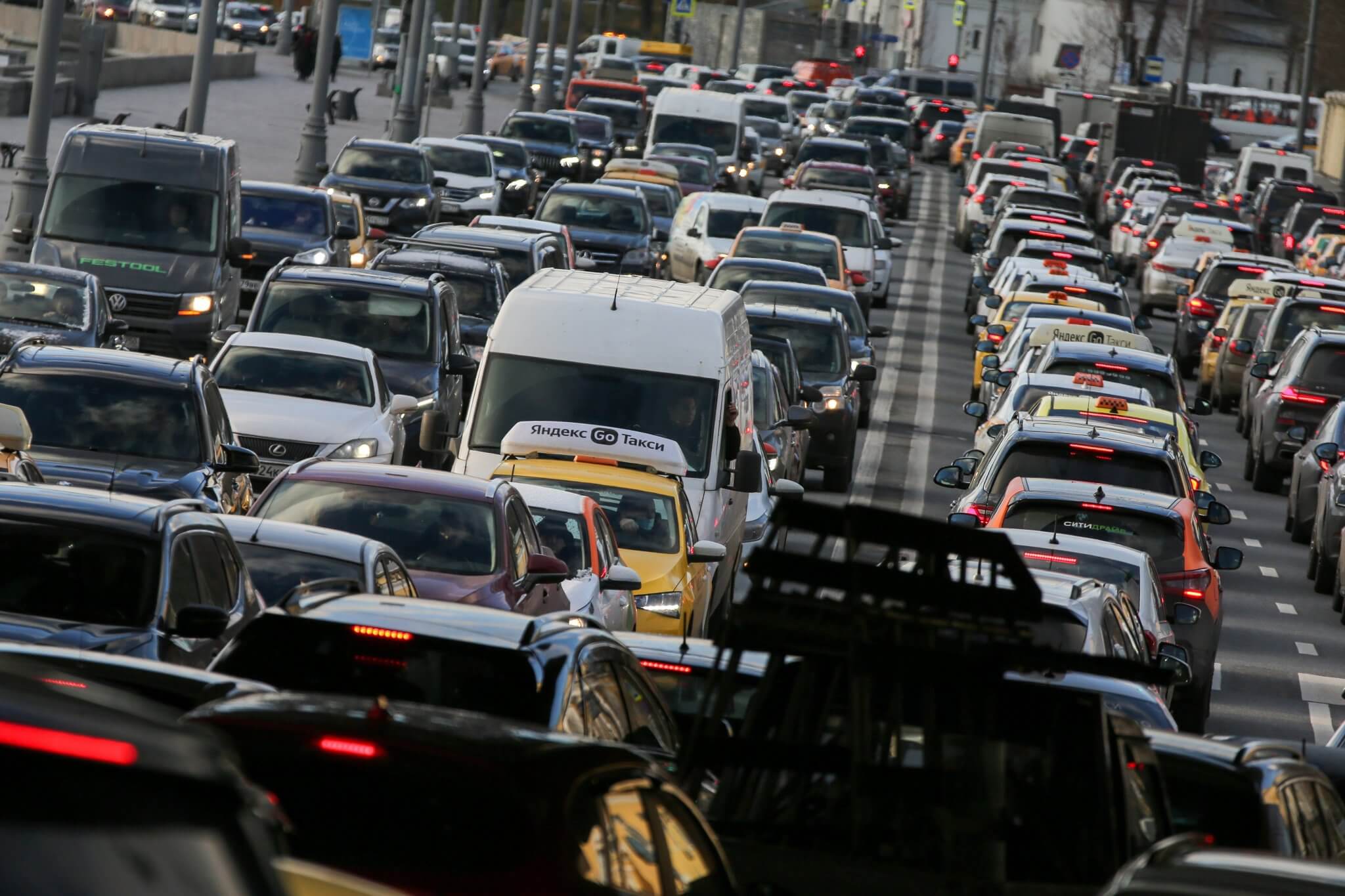 Округа авто. Оживленное движение. Движение в потоке автомобилей. Фотографии города в движении. Передвижение транспорта по городу.