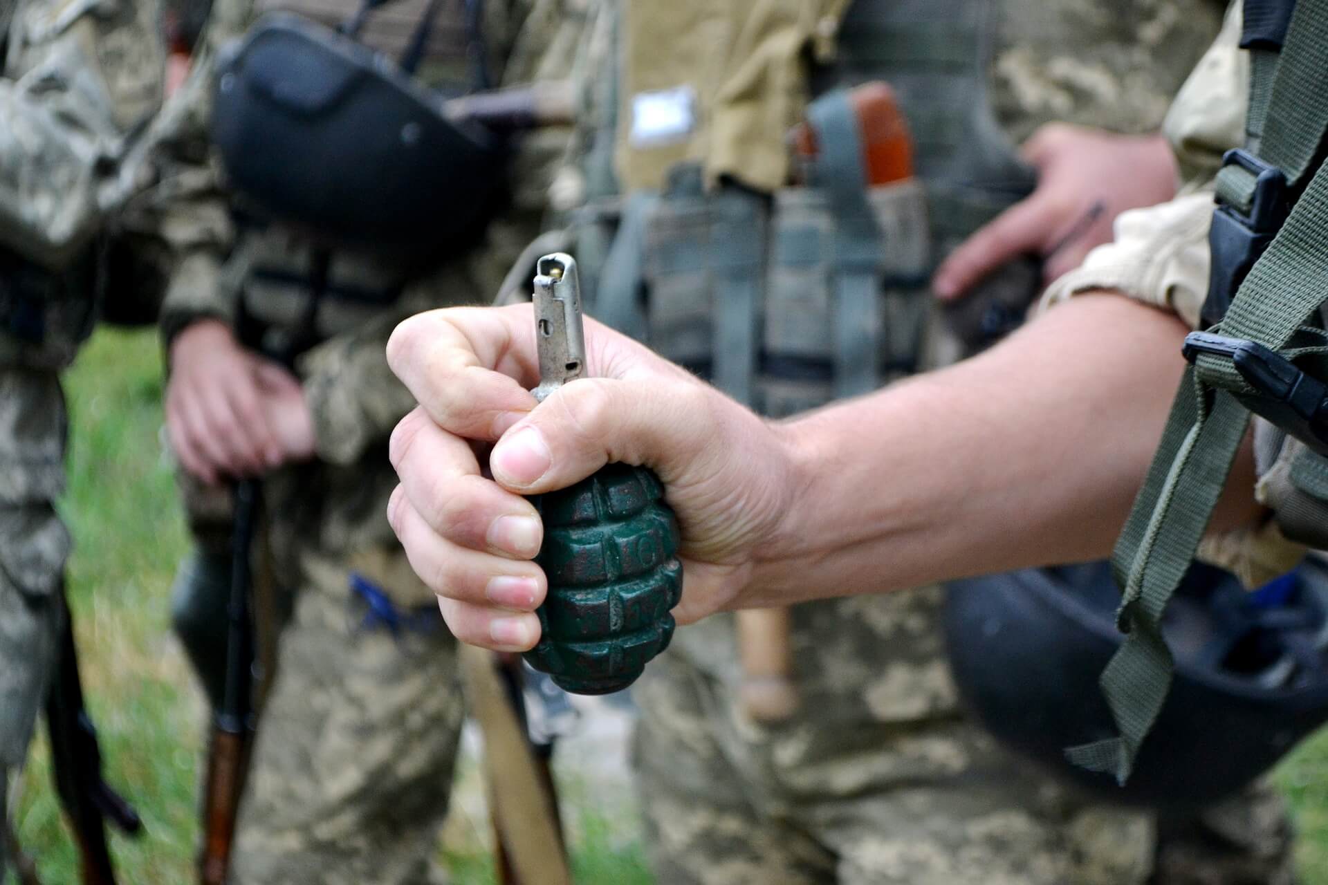 Солдат граната. Солдаты без оружия. ОМОН на Украине. ОМОН (Россия). ДПС граната.