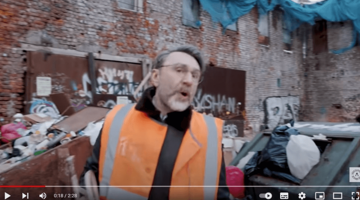 Мусорный коллапс охватил двор на улице Ефимова еще до съемок клипа Шнурова "Пока так"