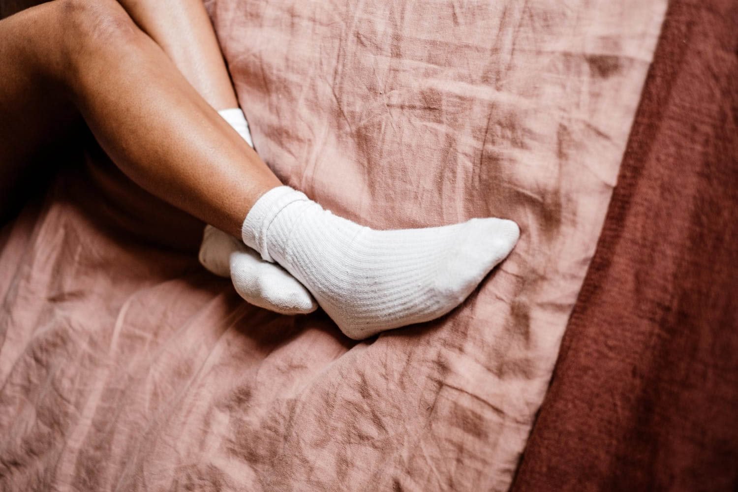 К чему снятся носки во сне. Спать в носках. Носки для сна. Надевать носки во сне. Носки во сне для женщины.
