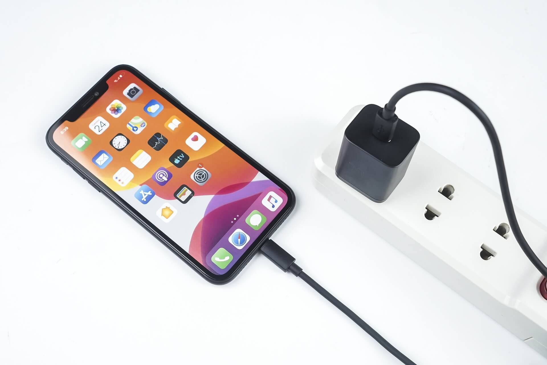 Эксперты посоветовали не пользоваться чужими кабелями и USB-розетками для  зарядки смартфона : Технологии : Live24.ru