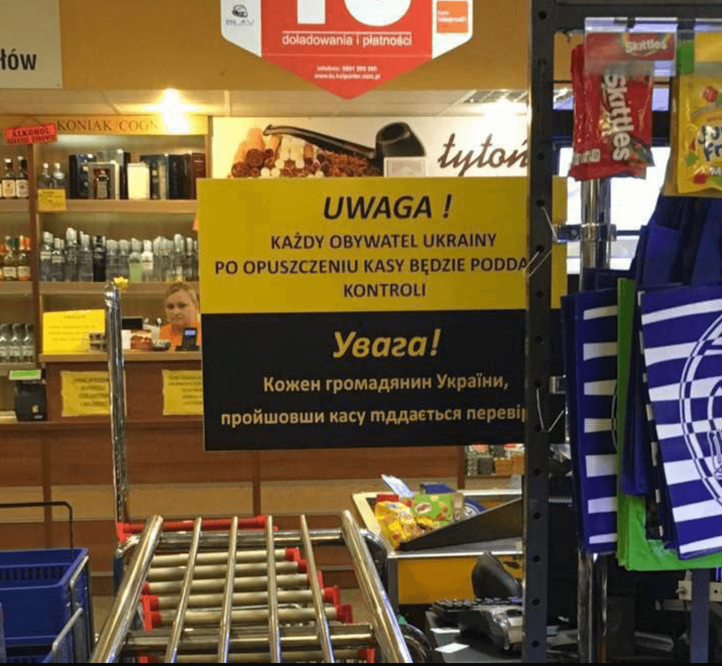 Каждый украинец. Таблички в польских магазинах для украинцев. Украинцы в Польше в магазине. Вывески магазинов в Европе. Украинцам вход запрещен.