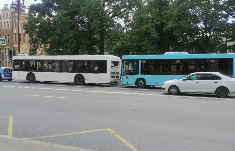 Авария с маршруткой на васильевском острове. Дтп и чп санкт-петербург трамвай. Дорожная полиция в россии на васильевском острове. Пассажиры в автобусе. Два автобуса.