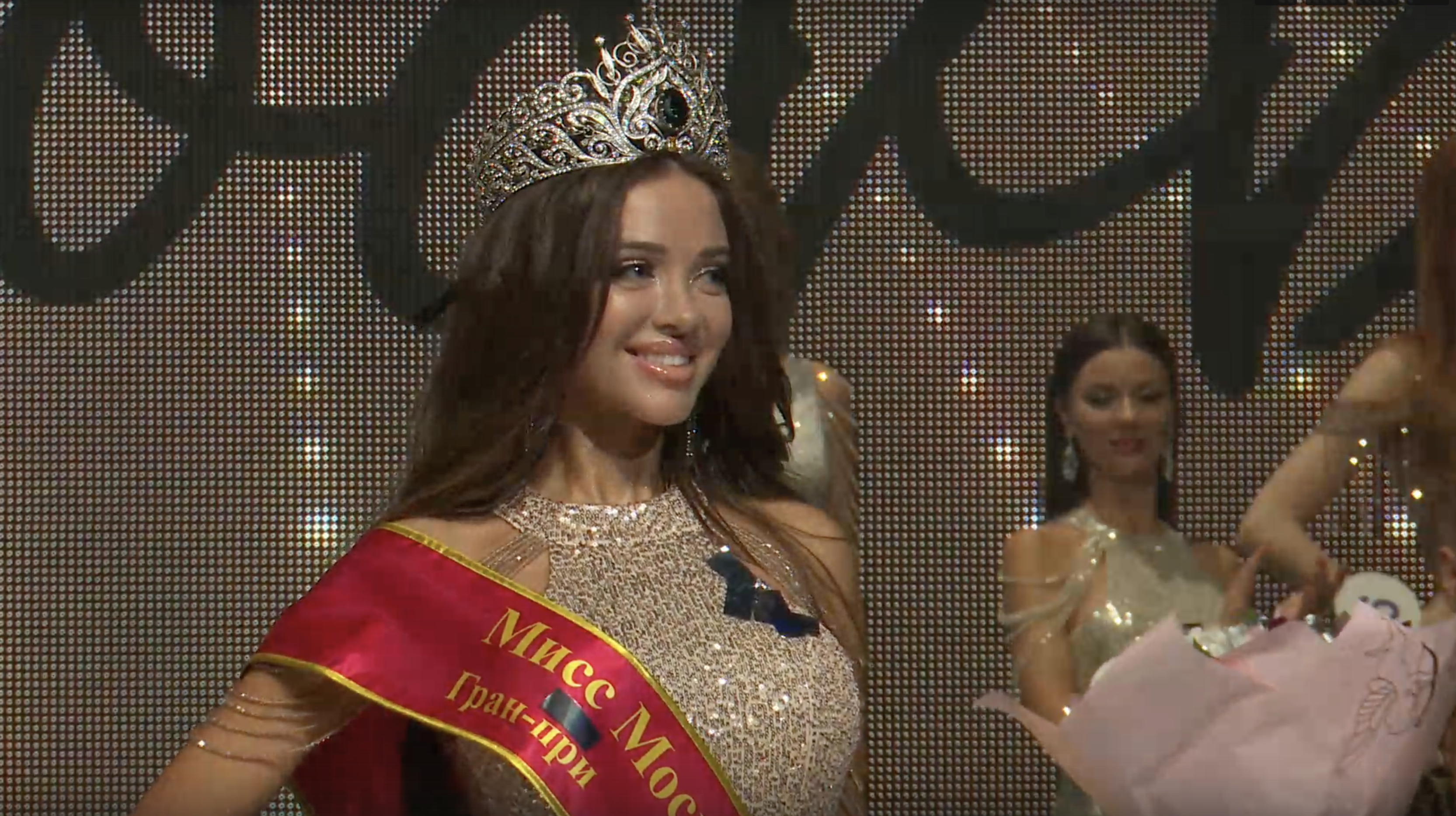 Награда победительнице конкурса красоты. Мисс Москва 2022 победительница.