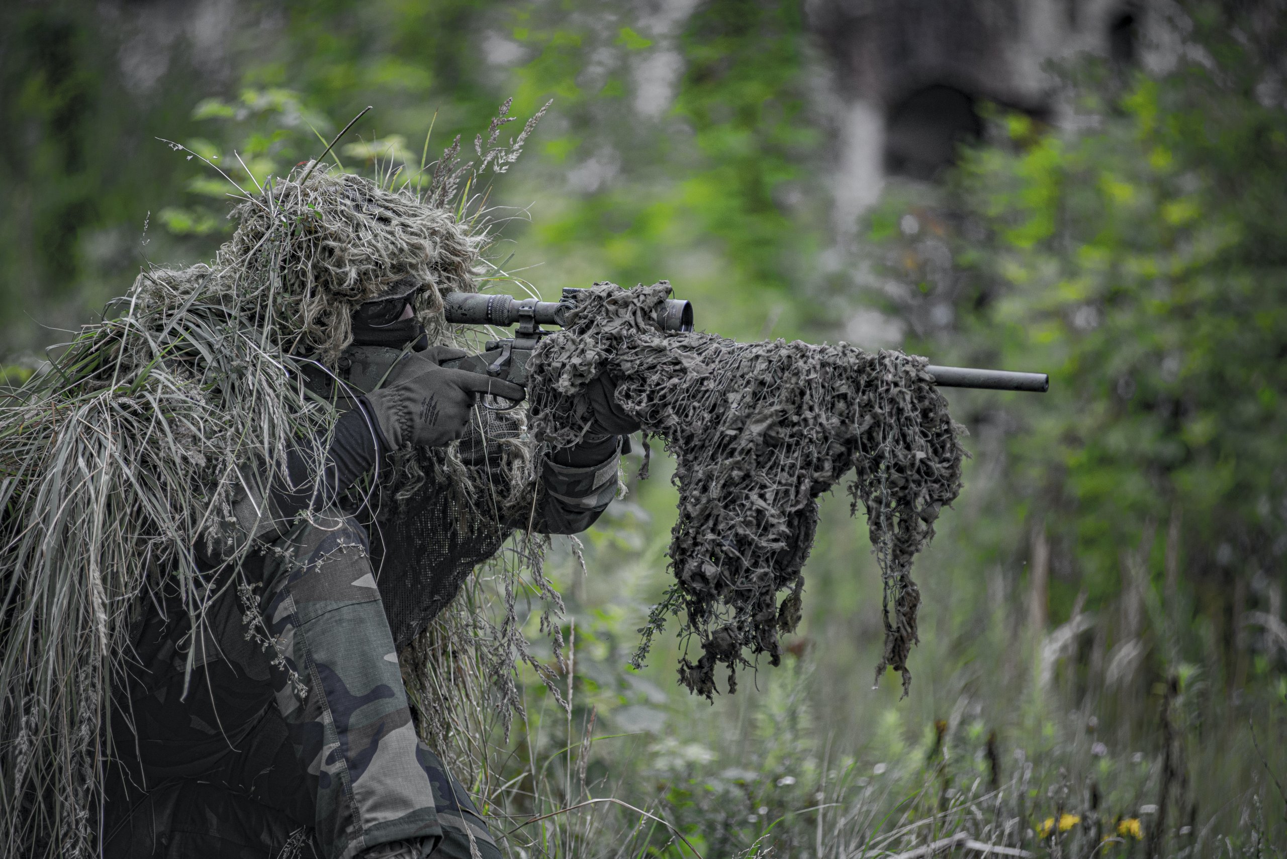 Работа снайпера. Снайпер страйкбол Ghillie. Страйкбол Гилли снайпер. Снайперский камуфляж Гилли. Спецназ снайпер аирсофт.