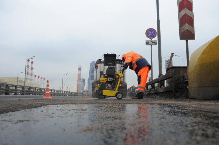 Дорожные работы. Ремонт дорожных мостов. Кольцевая дорога. Ограничение движения транспорта.