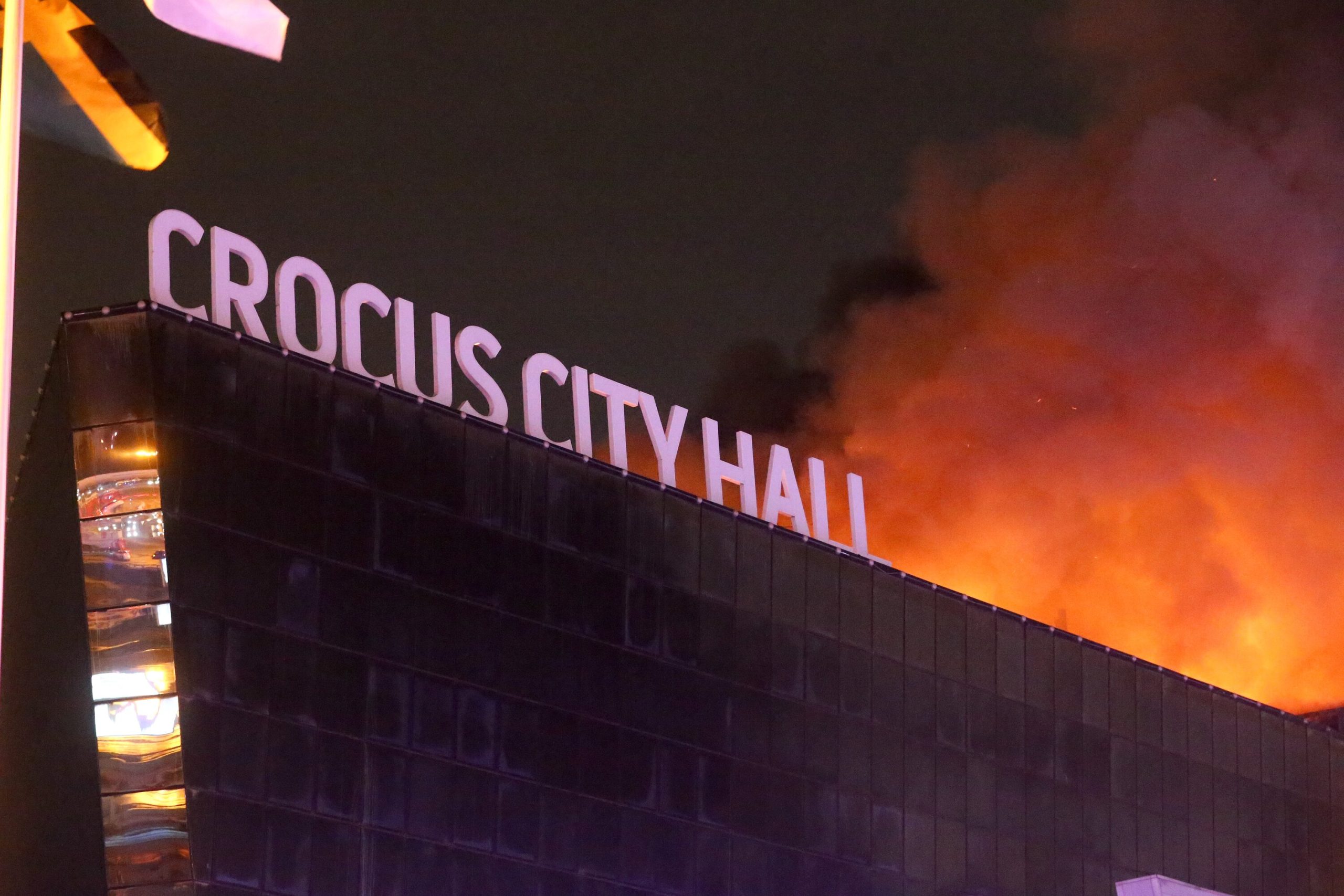 Оперативные службы около горящего здания Crocus City Hall в подмосковном Красногорске