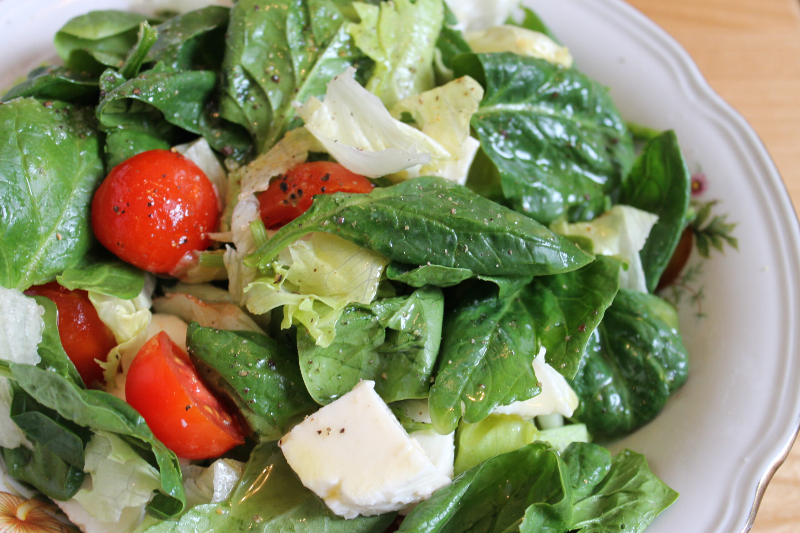 Салат со шпинатом и авокадо. Вкусные салаты со шпинатом рецепты. Салат со шпинатом и помидорами. Салат из шпината. Салат со шпинатом.